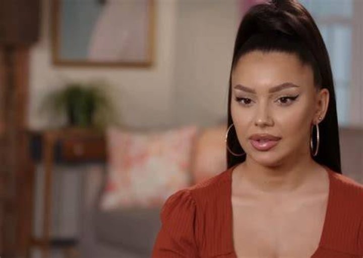 90 Day Fiance star MIona Bell channels Kim Kardashian in ponytail tutorial.
