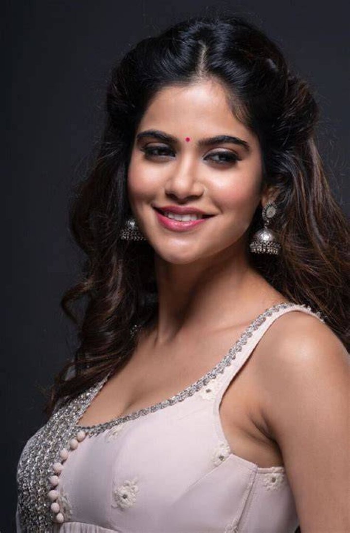 Aaditi Pohankar Latest Hot Cleveage Spicy Glamourous Cute Trendy