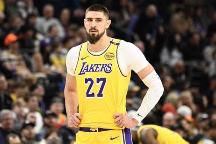 Alex Len with his mother (Source: washingtonpost.com)
