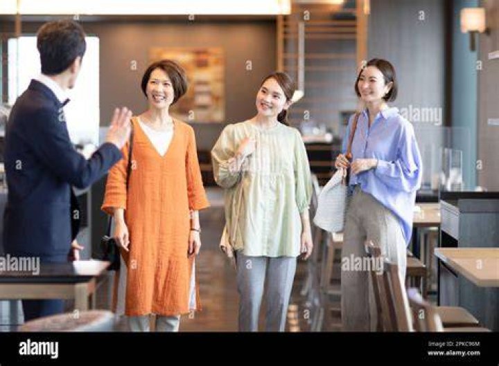 Alongside visiting a restaurant, the couple visited a stand and picked up soft drinks and fast food snacks
