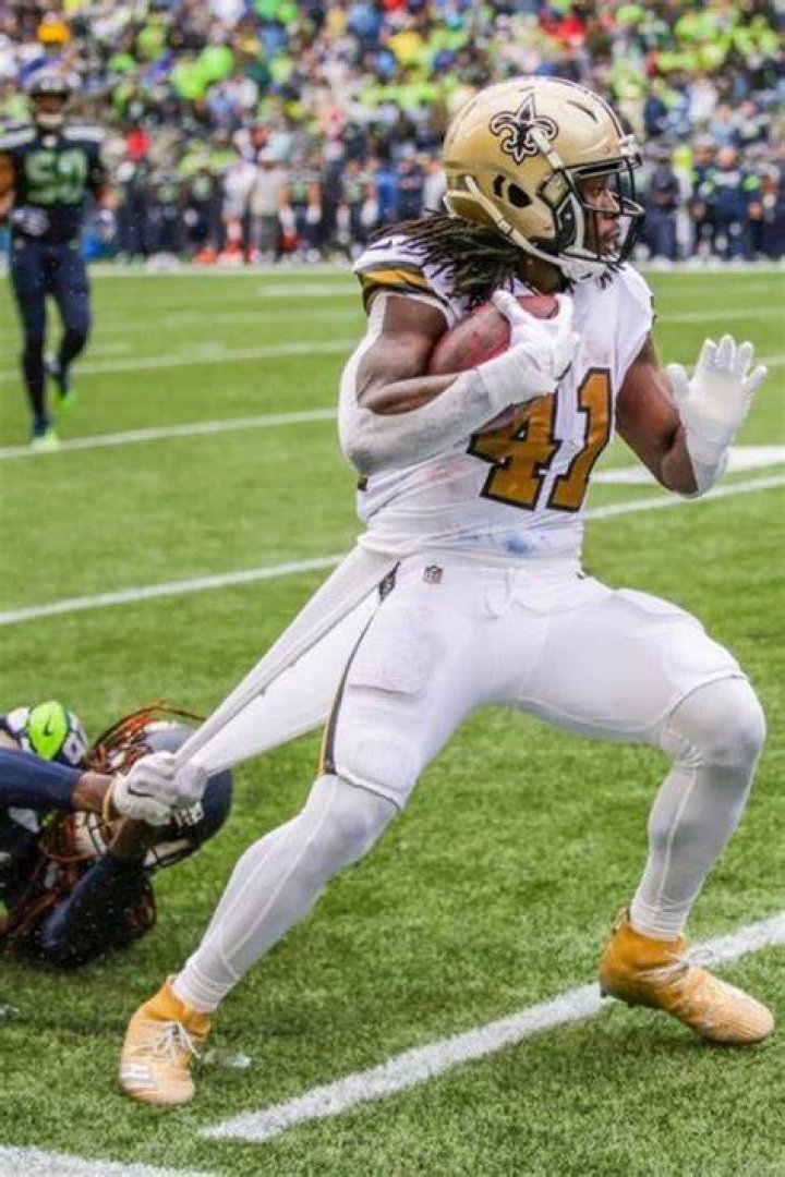 Alvin Kamara Getting Pulled Back By His Opponent