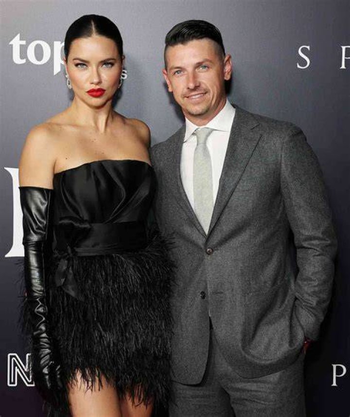 Andre Lemmers and Adriana Lima attending the Madres Paralelas Premiere