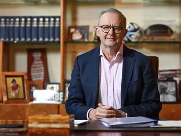 Anthony Albanese proposes inside office on Valentine's Day ( Instagram )