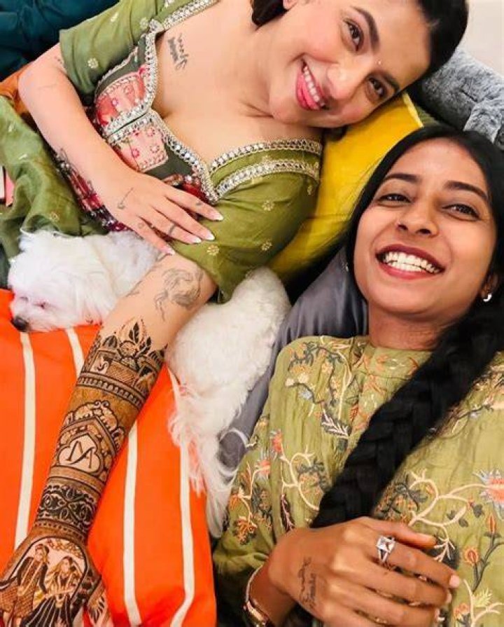 Anushka happily applying mehendi 