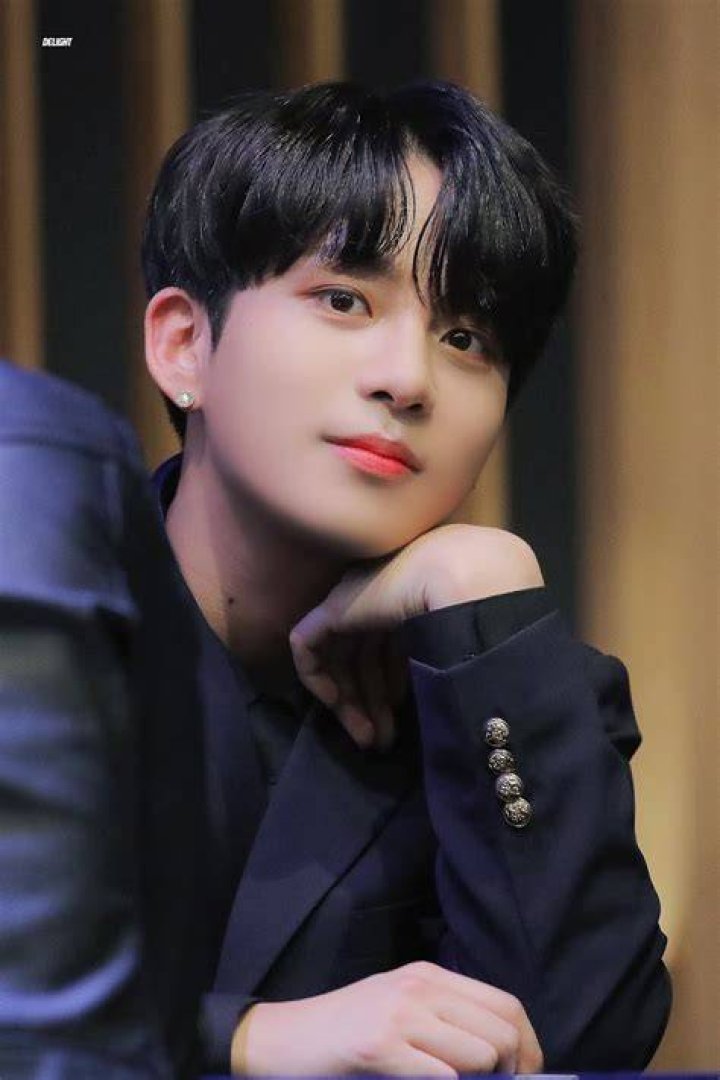 ATEEZ Member Jongho Suffers Leg Injury