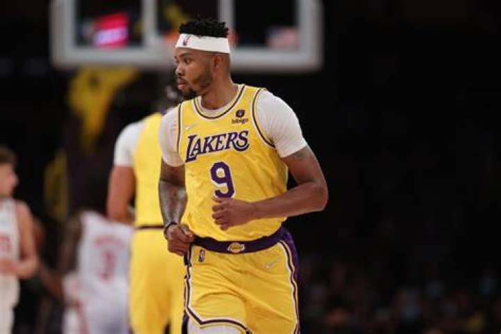 Bazemore in yellow jersey 