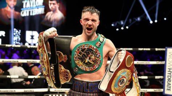 Boxing champ Josh Taylor plants a smacker on wife Danielle in the ring