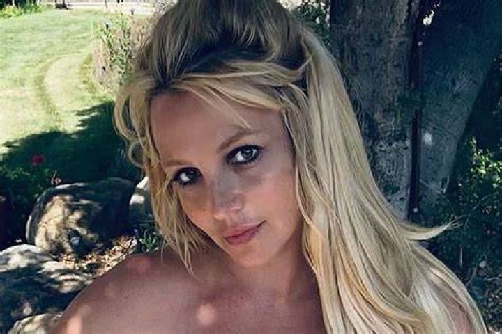 Britney Spears Topless & Sexy (56 Photos) TheFappening