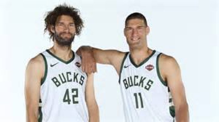 Brook Lopez with his twin brother Robin Lopez & mother (Source: Milwaukeemag.com)