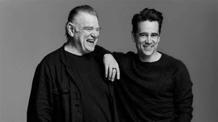 Colin Farrell and Brendan Gleeson on a city bench 