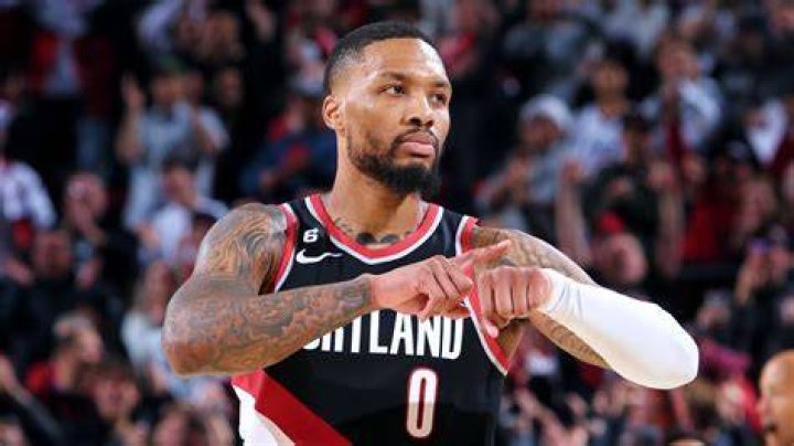 Damian Lillard Scores A Epic Buzzer-Beater Shot