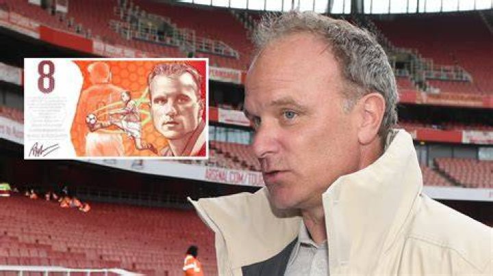 Dennis Bergkamp will be honoured with a banknote which pays homage to one of his goals