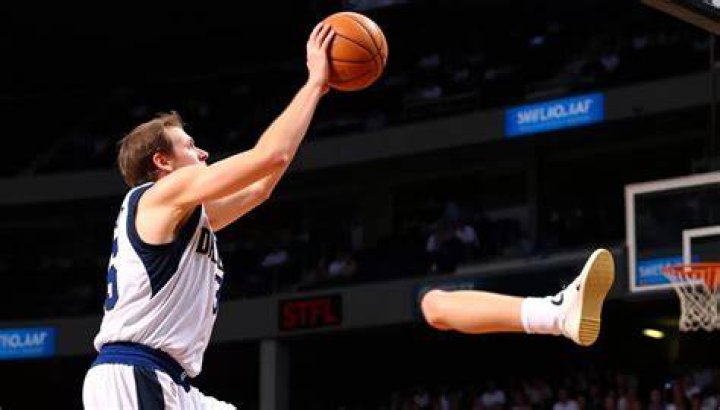 Dirk With His Signature One-Legged Fadeaway Shot