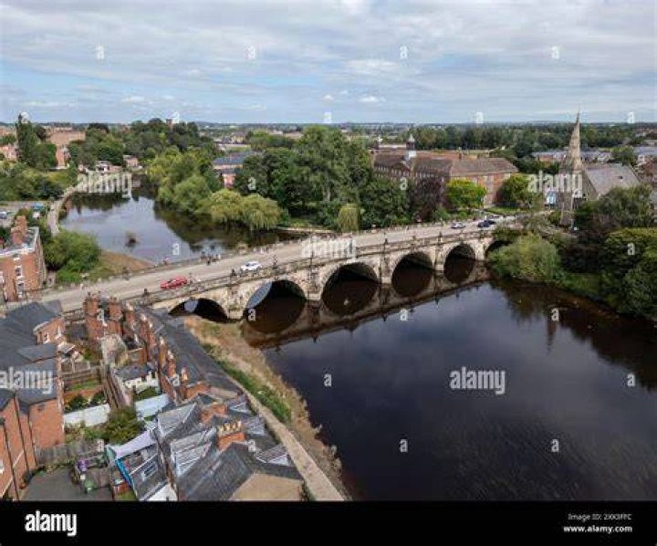  English Bridge, Shrewsbury, over a swollen River Severn