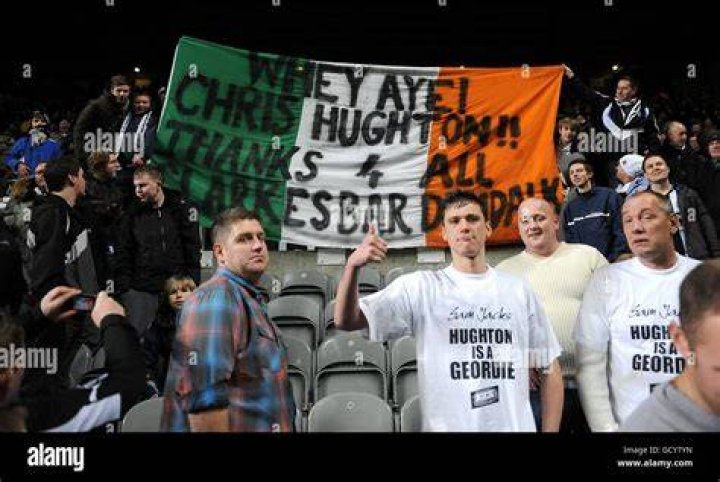 Fans show support to Chris. 
