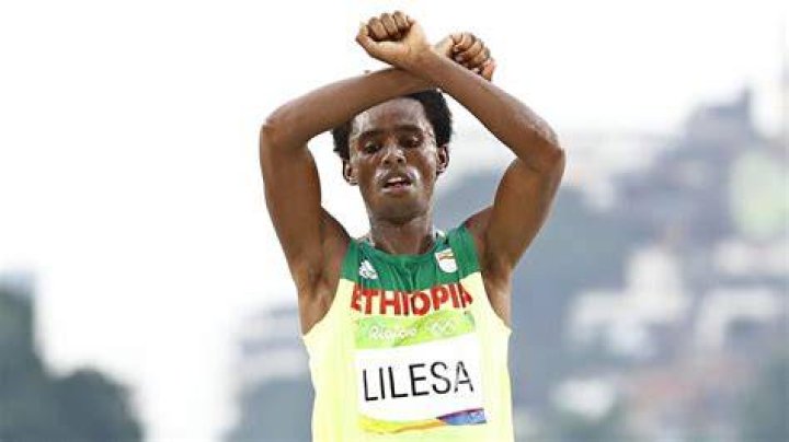 Feyisa Lilesa Showing Support For His People