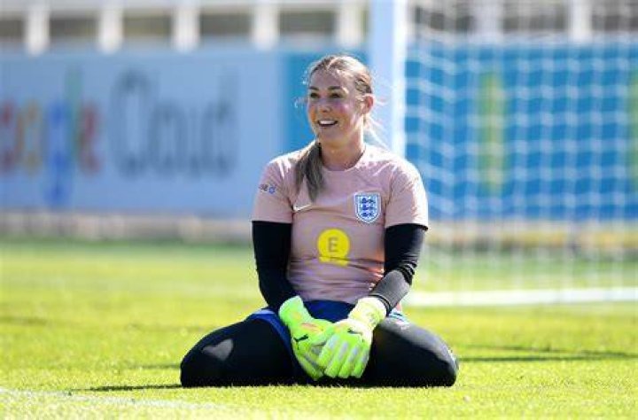 Goalkeeper Mary Earps has picked up an MBE after winning BBC Sports Personality of the Year