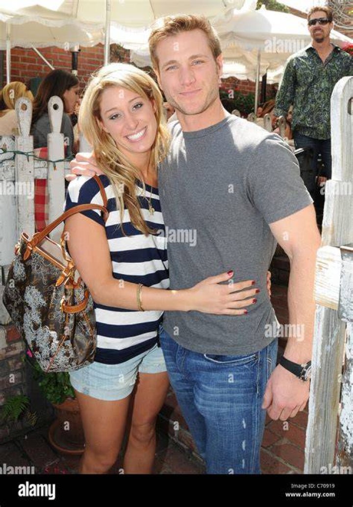 Jake Pavelka proposes to Vienna on The Bachelor season 10