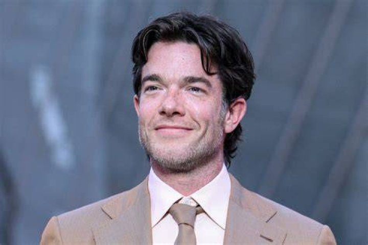 John Mulaney en el banco Especial de comedia Netflix