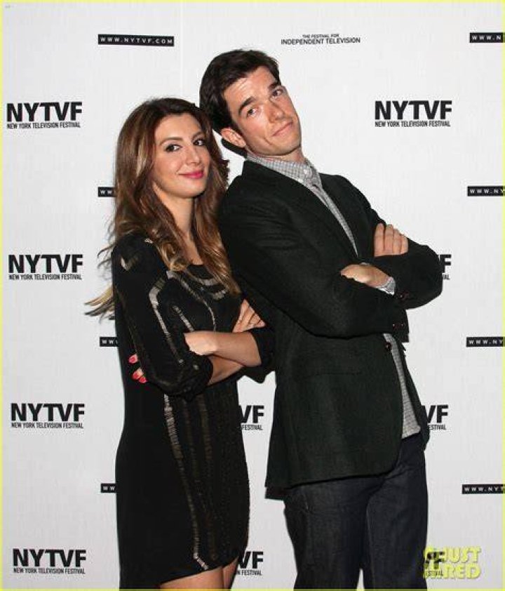 John Mulaney y Naseem Pedrad en Mulaney