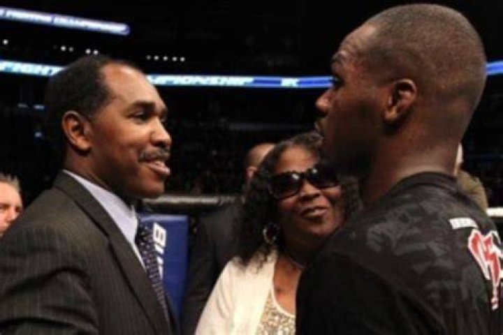 Jon Jones With His Parents And Siblings