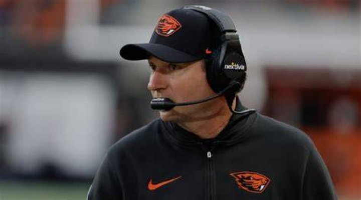 Jonathan Smith coaching his team