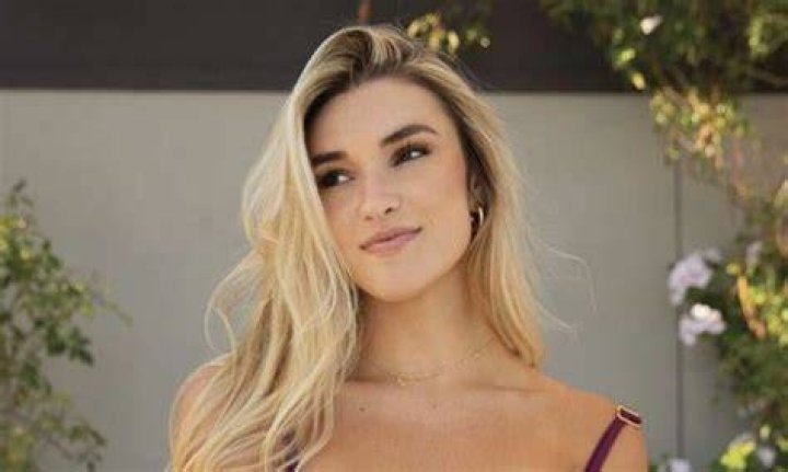 Kayla Simmons posted a video of her working out in the gym