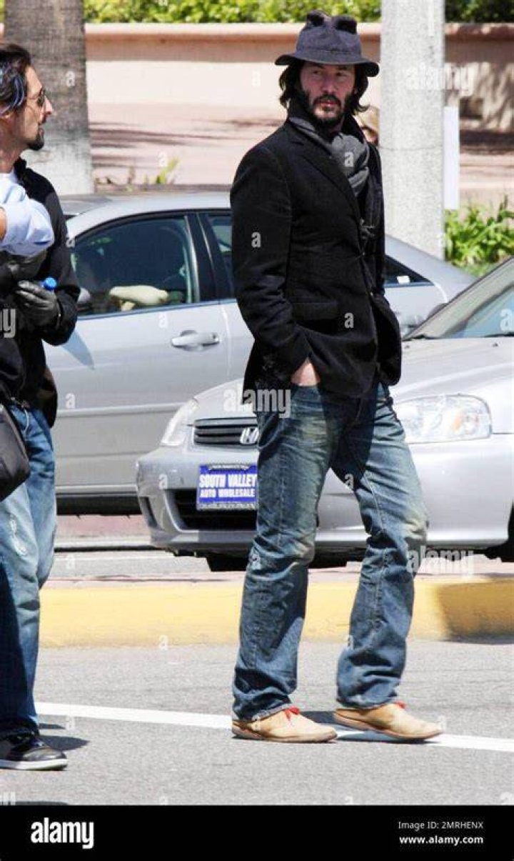 Keanu Reeves Walked HandInHand With His New Girlfriend