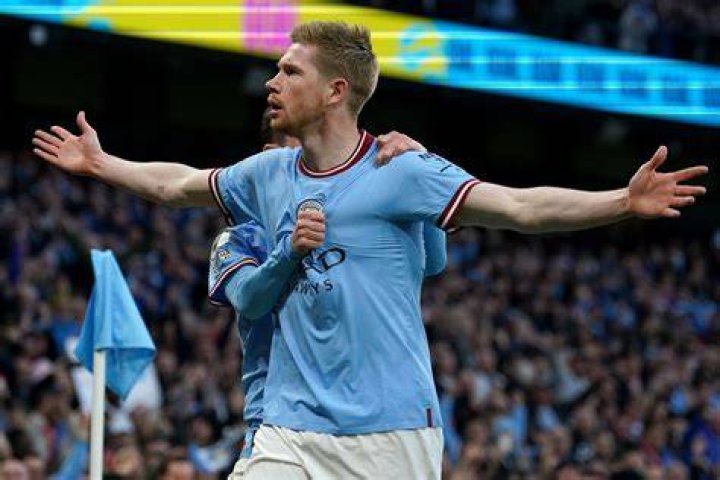 Kevein De Bruyne arrives with wife Michele Lacroix