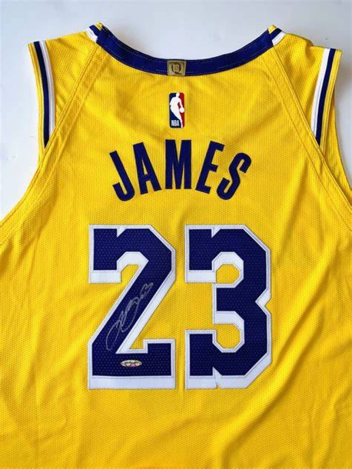 LeBron-James-In-Lakers-Jersey