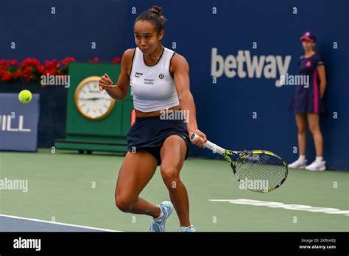 Leylah Fernandez In A Tennis Court 