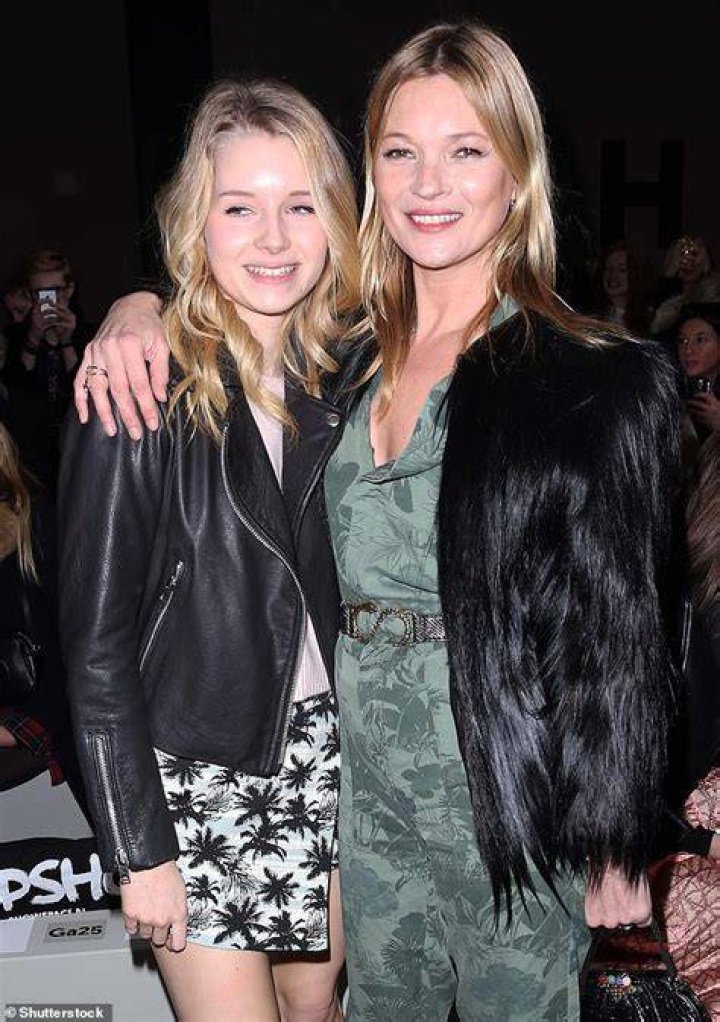  Lottie with her supermodel sister Kate