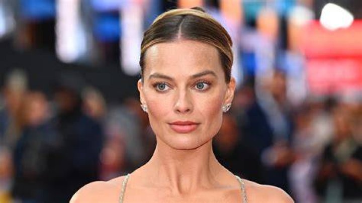  Margot stuns at the London premiere