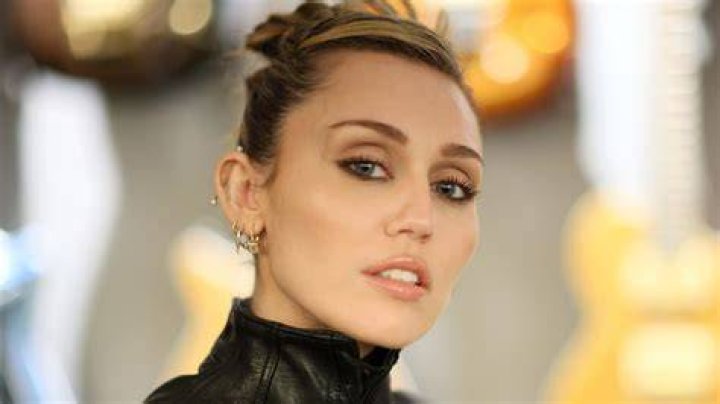 Miley Cyrus is like a seductive goddess in the eyes of viewers