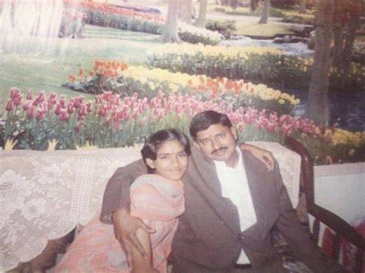 Mrunal Thakur with Father (Udaysing B Thakur), Mother, Brother (Mandar Thakur) and Sister (Lochan Thakur)