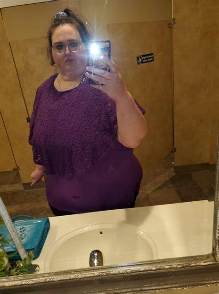 My 600 lb life Jeanne Covey poses in a hot pink top in bed