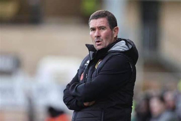 Nigel Clough is staying at Burton Albion after rejecting Nottingham Forest