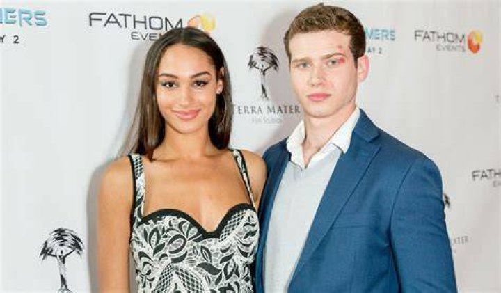 Oliver Stark Girlfriend