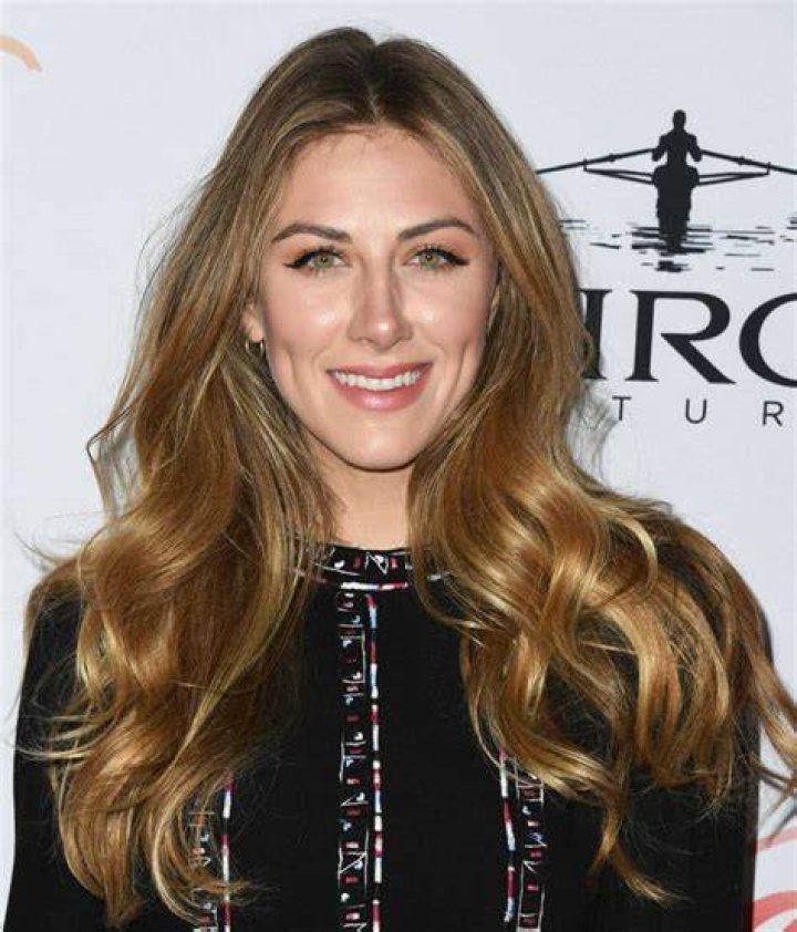Perry Mattfeld blind, parents, husband, net worth, Jennifer Aniston