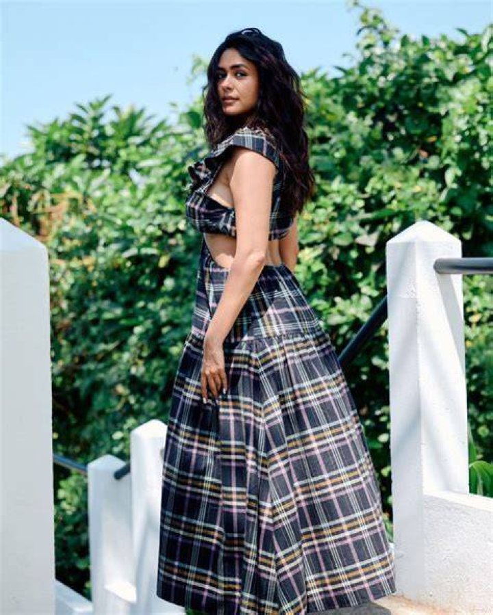 Pic Talk Mrunal Thakur Looks Graceful