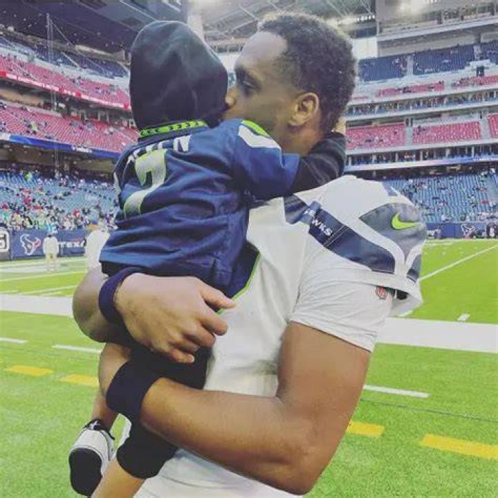 QB Geno Smith Hugging His Kid 