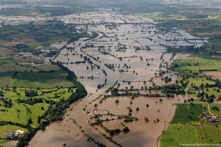  River Severn in flood by Shresbury's English Bridge