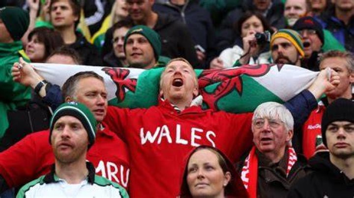  Rugby fans sing Sing Low, Sweet Chariot at England matches