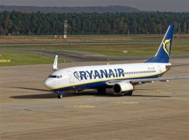 Ryanair plane was forced to land in Portugal due to "engine problems"