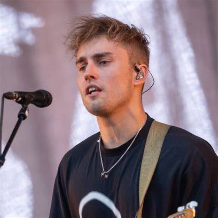 Sam Fender has joined celebrity dating app Raya to try to find The One