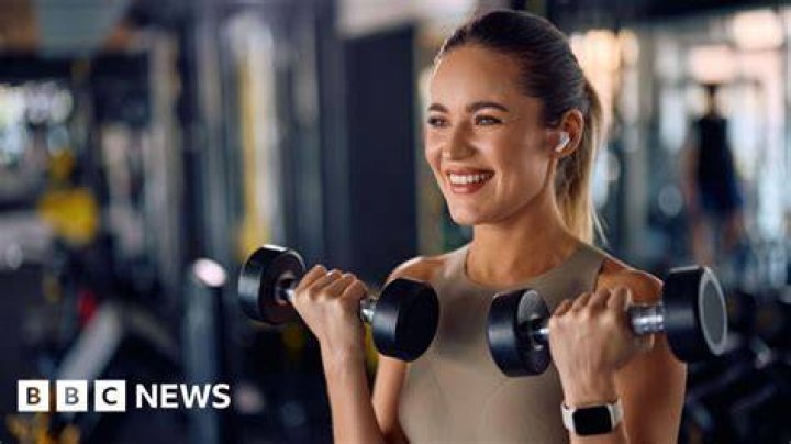 She could be seen lifting weights while squatting