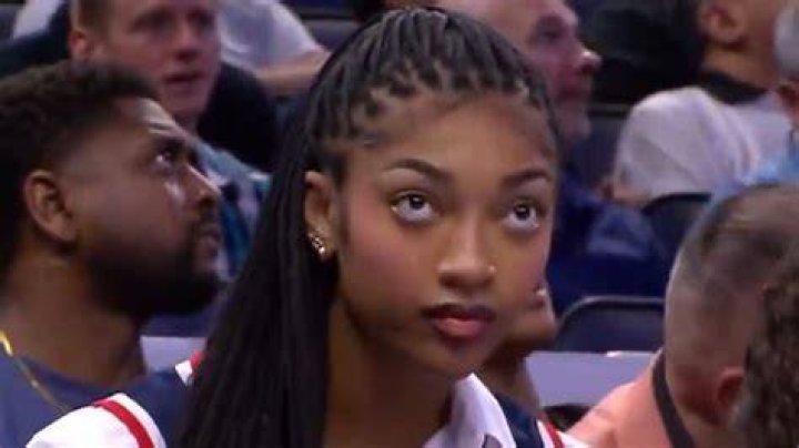 She watched an NBA game courtside in a crop top and tiny denim shorts