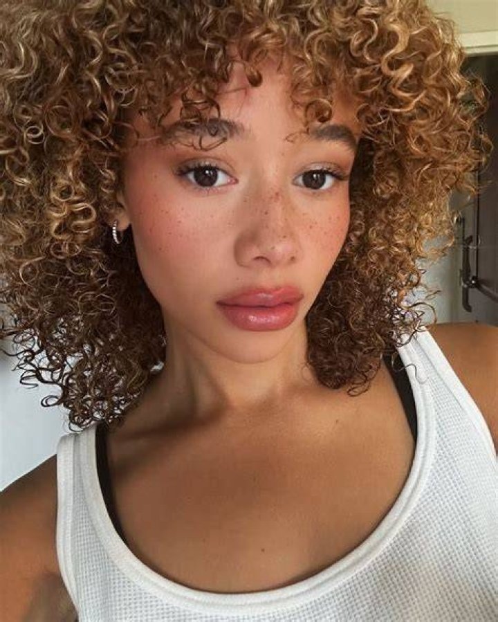 Talia Jackson Scrolller