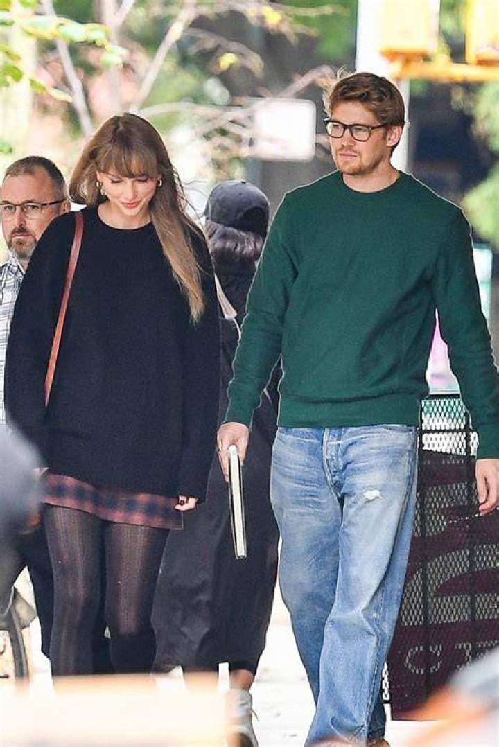 Taylor Swift Strolls With 'One Direction' Hunk Harry Styles... And a