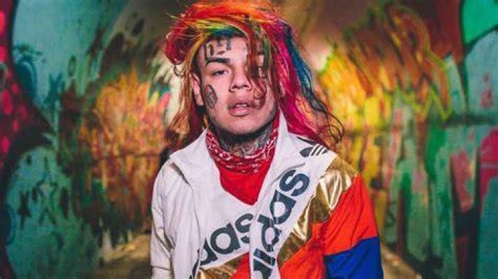 Tekashi 6ix9ine in a music video